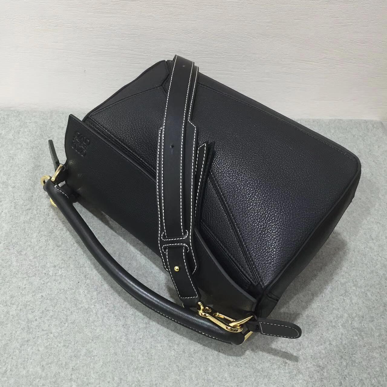 Loewe羅意威中號 Puzzle Bag 顆粒小牛皮黑色