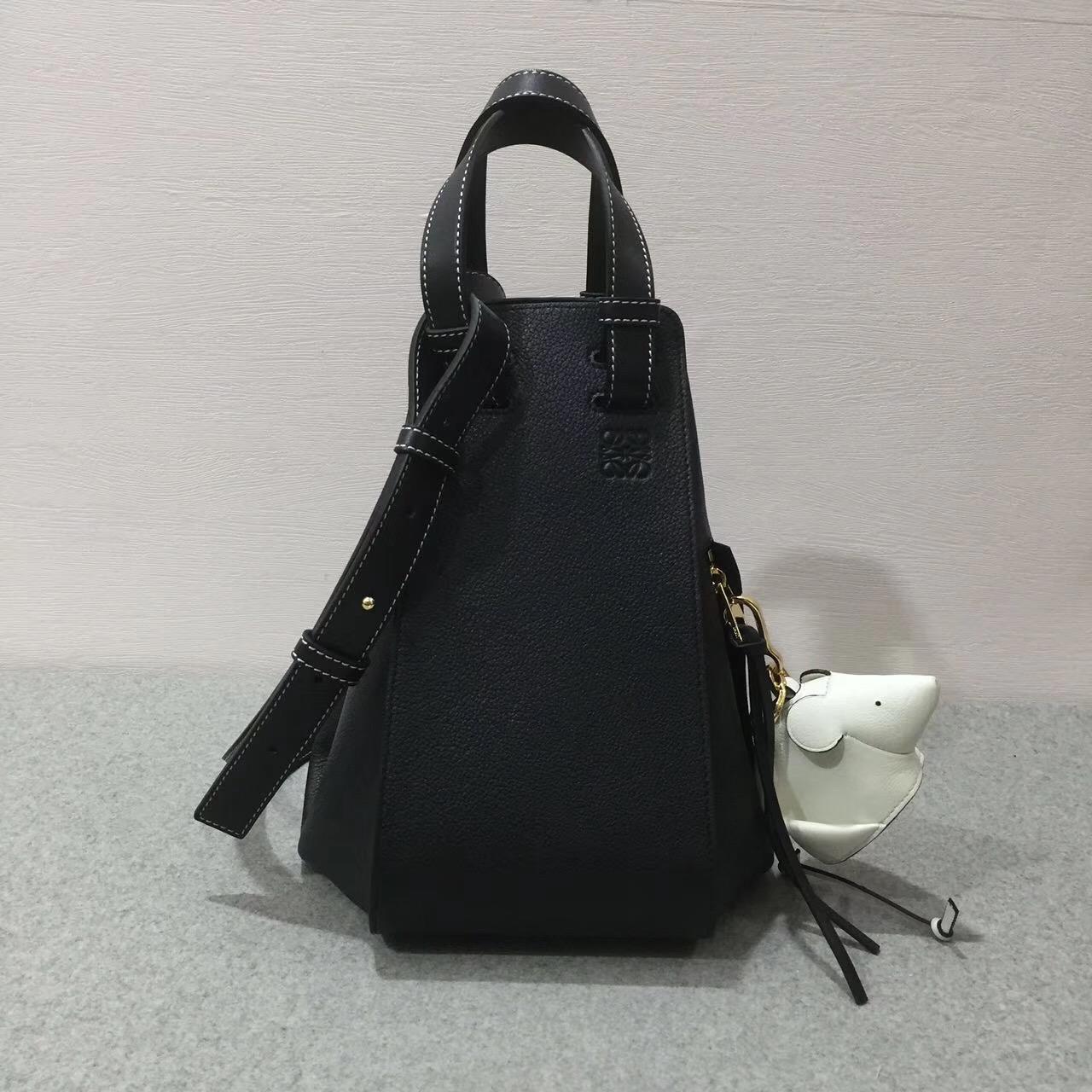 Loewe羅意威 Hammock Small Bag 顆粒小牛皮 黑色吊床包