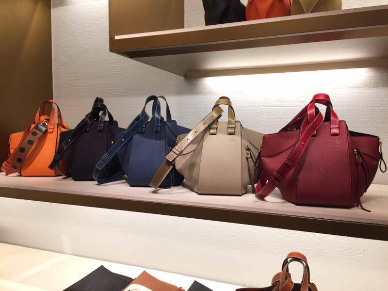 Loewe羅意威 Hammock Small Bag 顆粒Sand/Mink Colour 吊床包