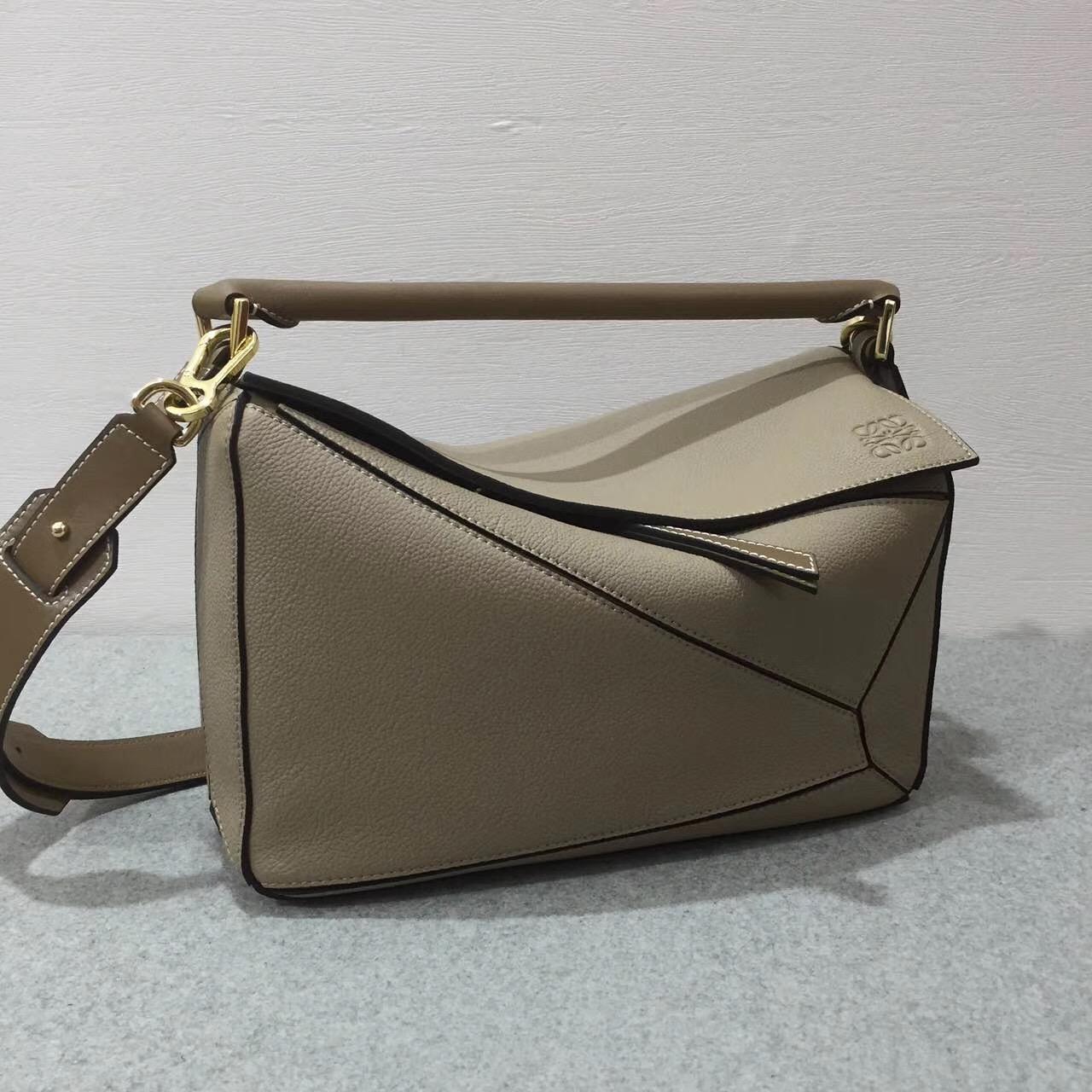 Loewe羅意威中號顆粒小牛皮 Puzzle Bag Sand/Mink Colour