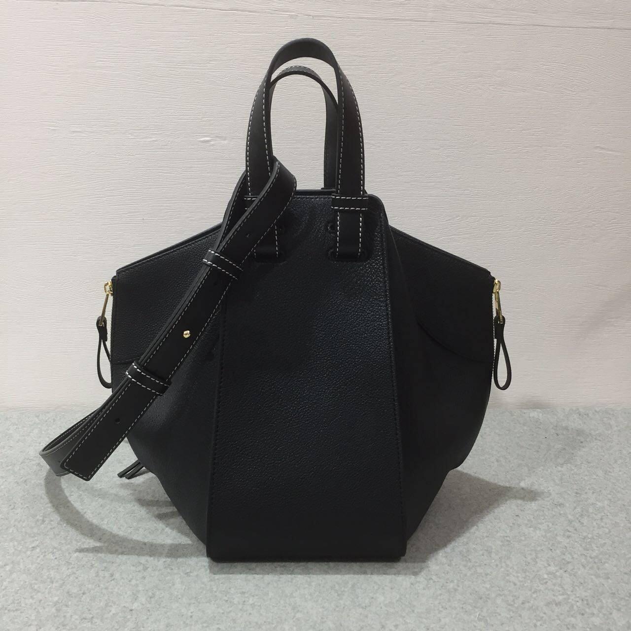 Loewe羅意威 Hammock Small Bag 顆粒小牛皮 黑色吊床包