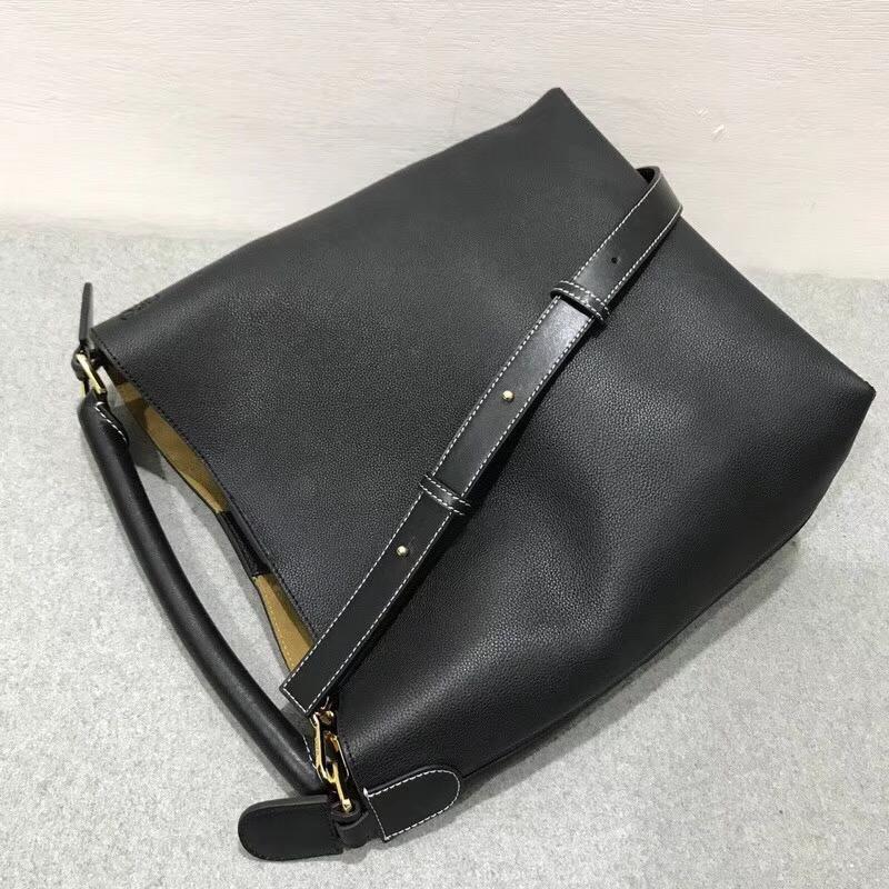 Loewe T Bucket Bag 黑色柔軟粒面小牛皮