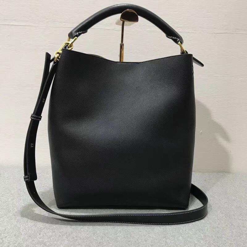 Loewe T Bucket Bag 黑色柔軟粒面小牛皮