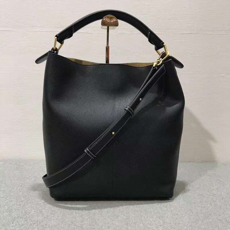 Loewe T Bucket Bag 黑色柔軟粒面小牛皮