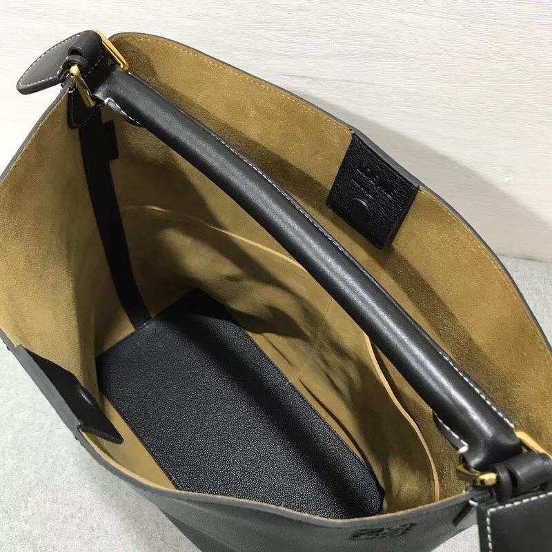 Loewe T Bucket Bag 黑色柔軟粒面小牛皮