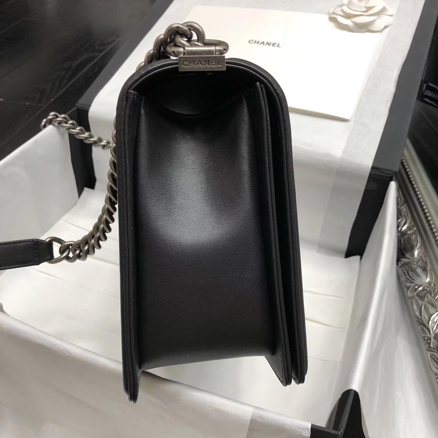 Chane.中號Large Le boy bag handbag 28cm 口蓋包 黑色胎牛皮V字型綉
