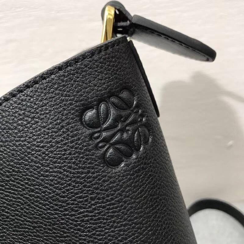 Loewe T Bucket Bag 黑色柔軟粒面小牛皮