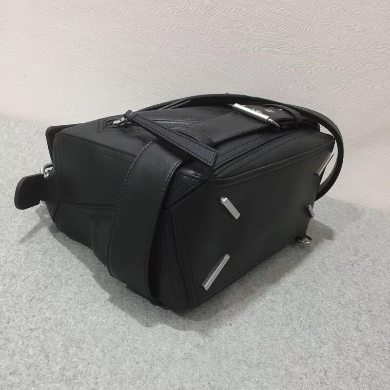 LOEWE的明星包napa皮革 Puzzle Biker Bag柔軟的黑色納帕皮革