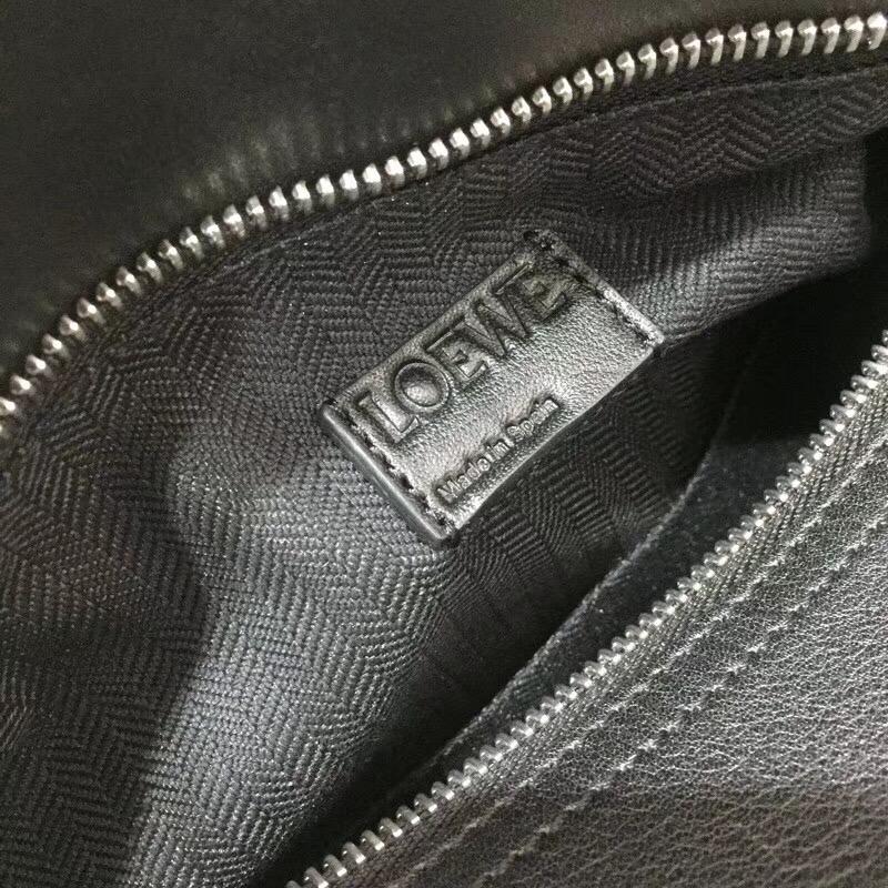 LOEWE的明星包napa皮革 Puzzle Biker Bag柔軟的黑色納帕皮革