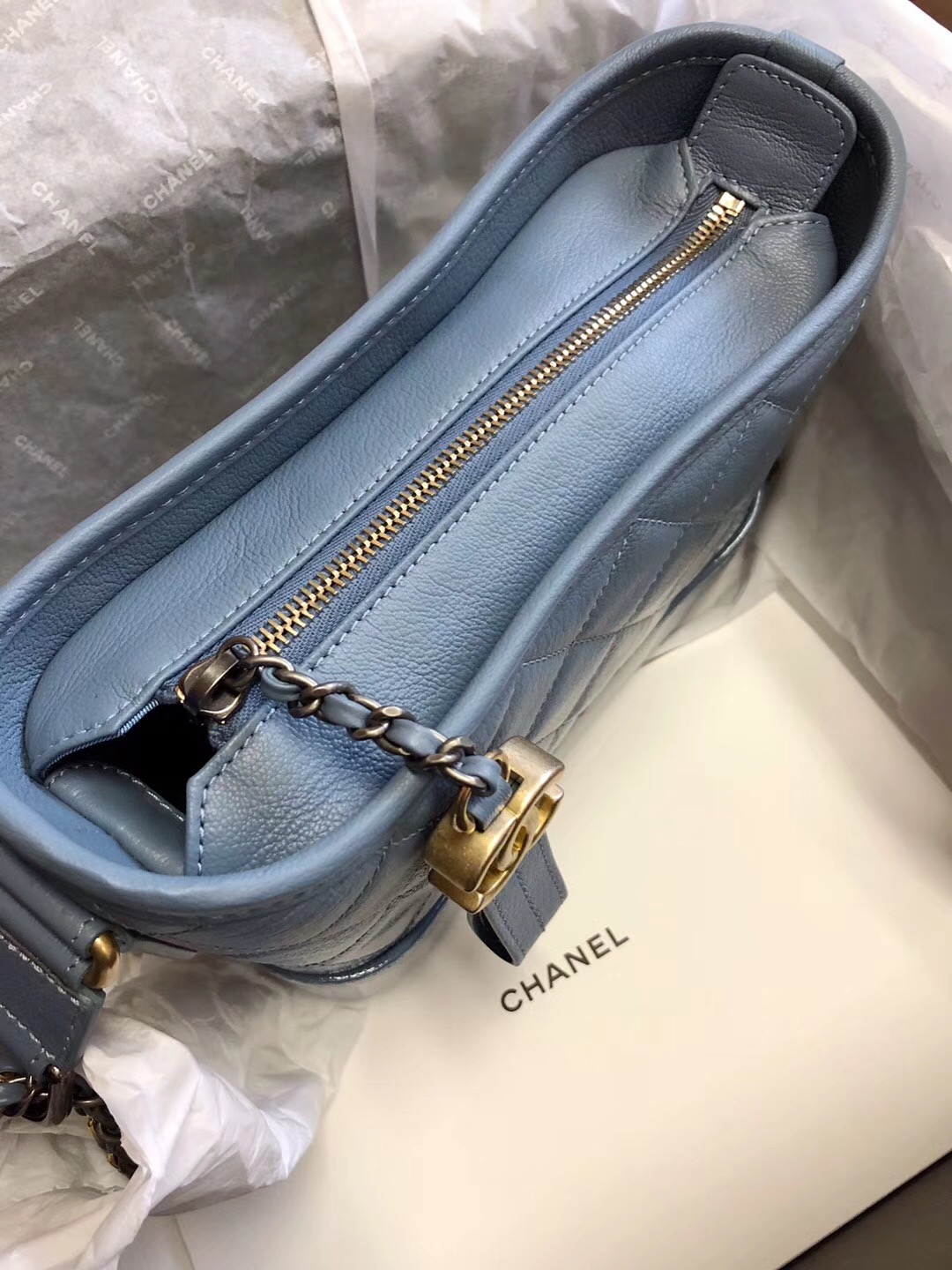 Gabrielle流浪包small hobo bag2018春夏系列山羊漆皮 銀色與金色金屬