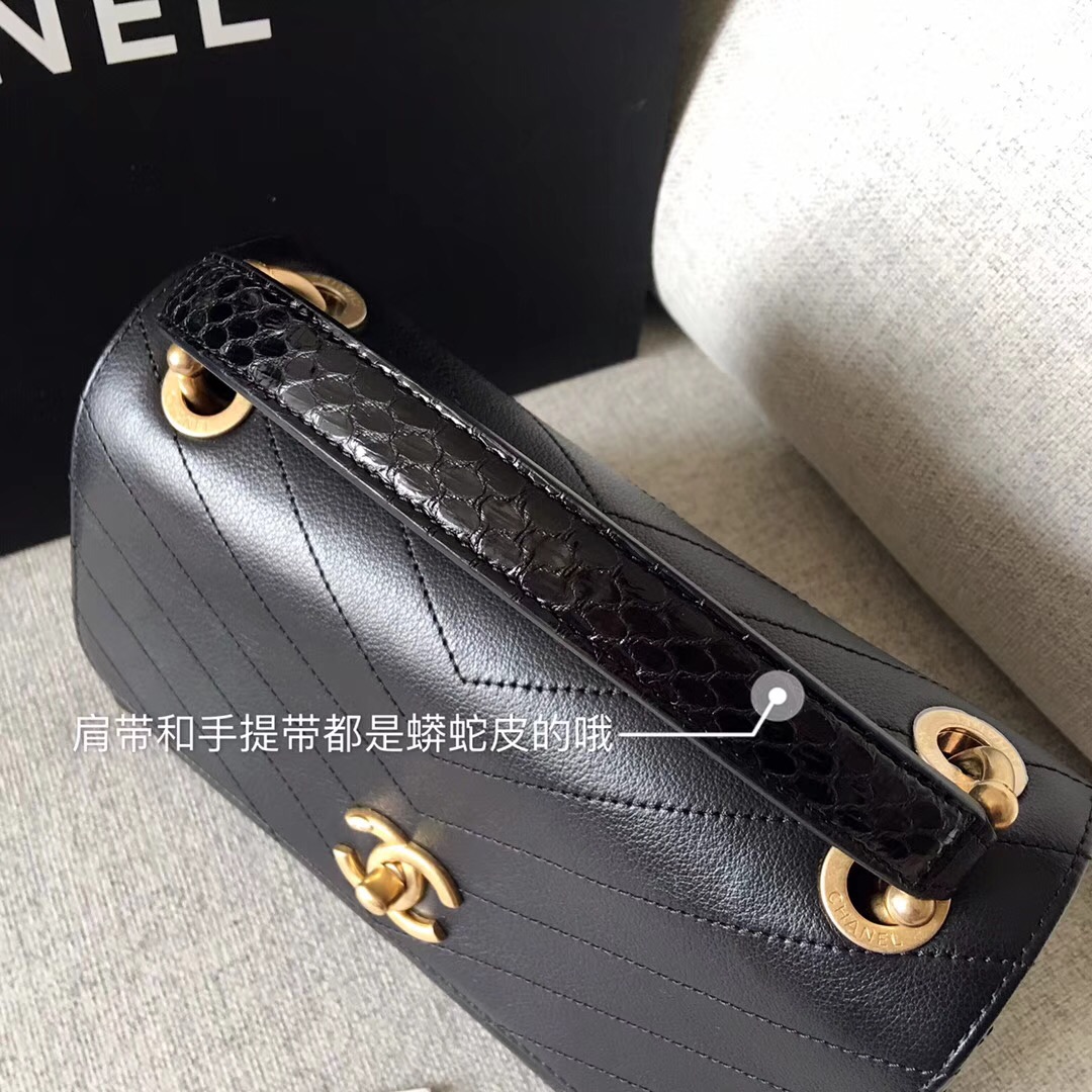 Chanel 2018春夏款口蓋包Flap bag 黑色顆粒壓花小牛皮、錦蛇皮