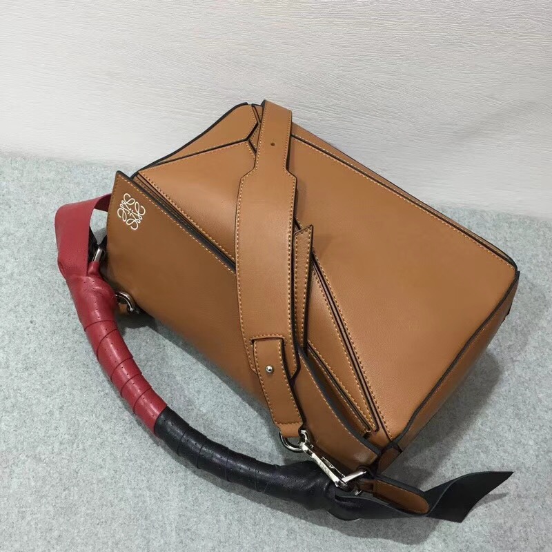 羅意威女包 loewe Puzzle Wrap Bag 棕色 配有穿孔雙色納帕皮革條