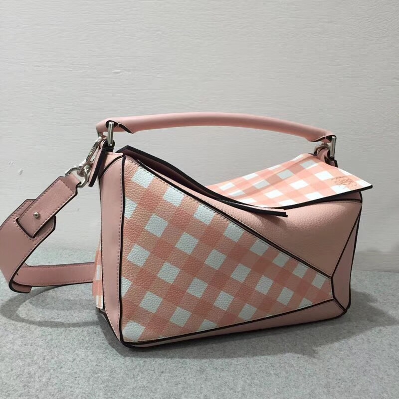 Loewe 小格紋粒面小牛皮Puzzle Gingham Bag Salmon