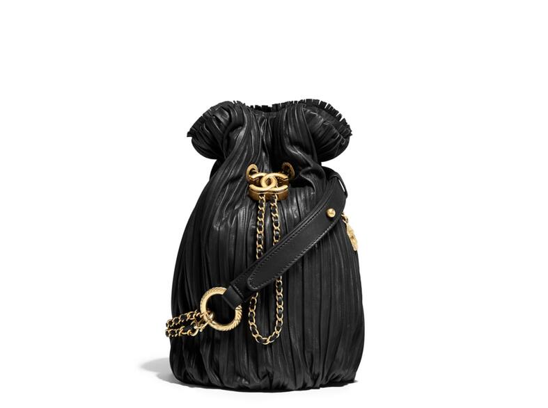 Chanel官網 2018春夏系列 黑色 幻彩折紋小牛皮與金色金屬 雙肩背包