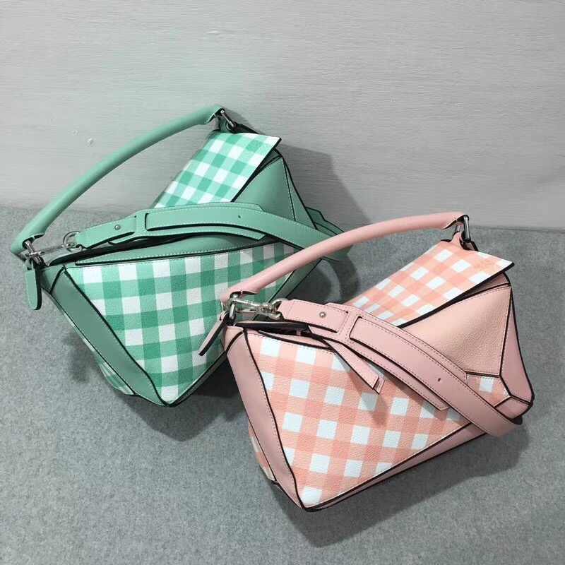 Loewe 小格紋粒面小牛皮Puzzle Gingham Bag Salmon