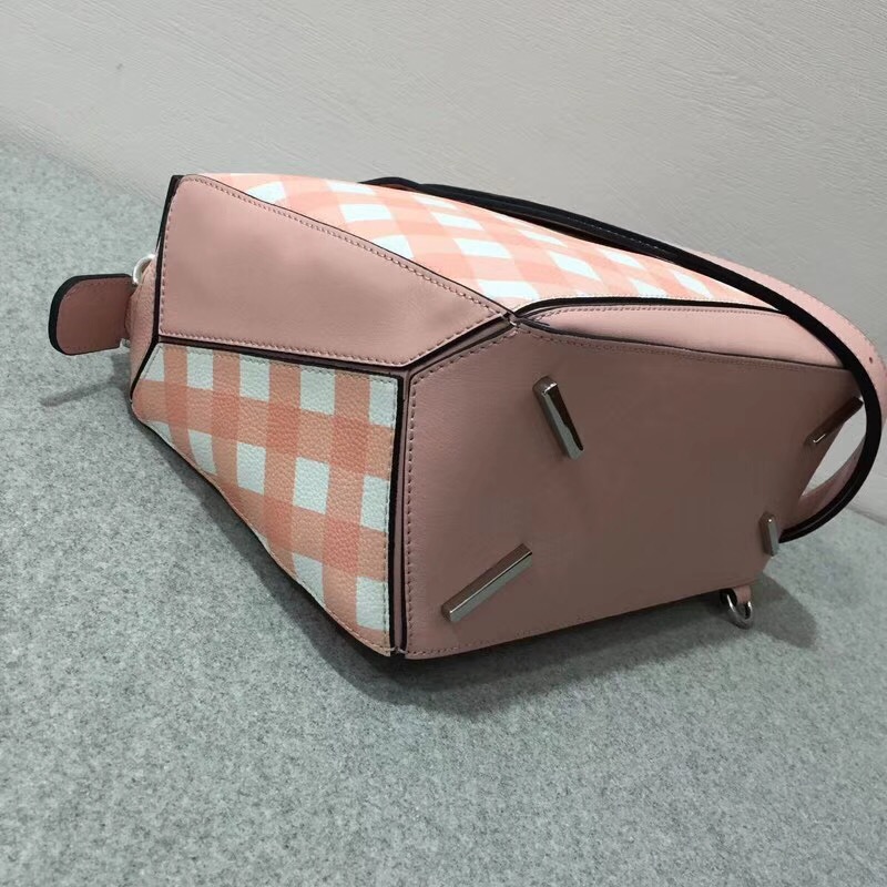 Loewe 小格紋粒面小牛皮Puzzle Gingham Bag Salmon