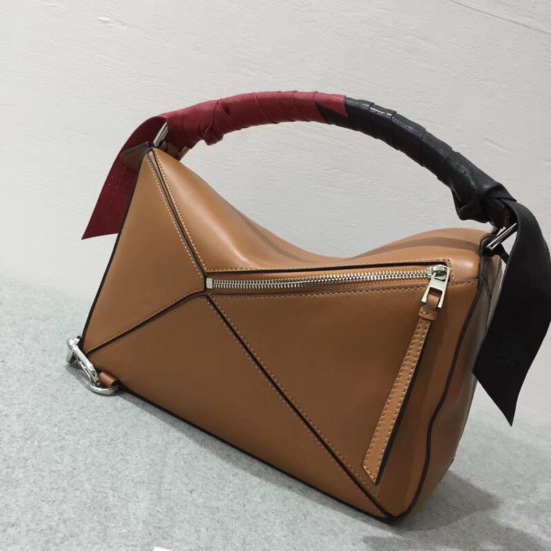 羅意威女包 loewe Puzzle Wrap Bag 棕色 配有穿孔雙色納帕皮革條