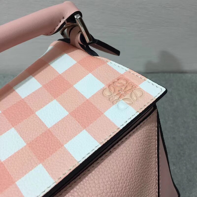 Loewe 小格紋粒面小牛皮Puzzle Gingham Bag Salmon