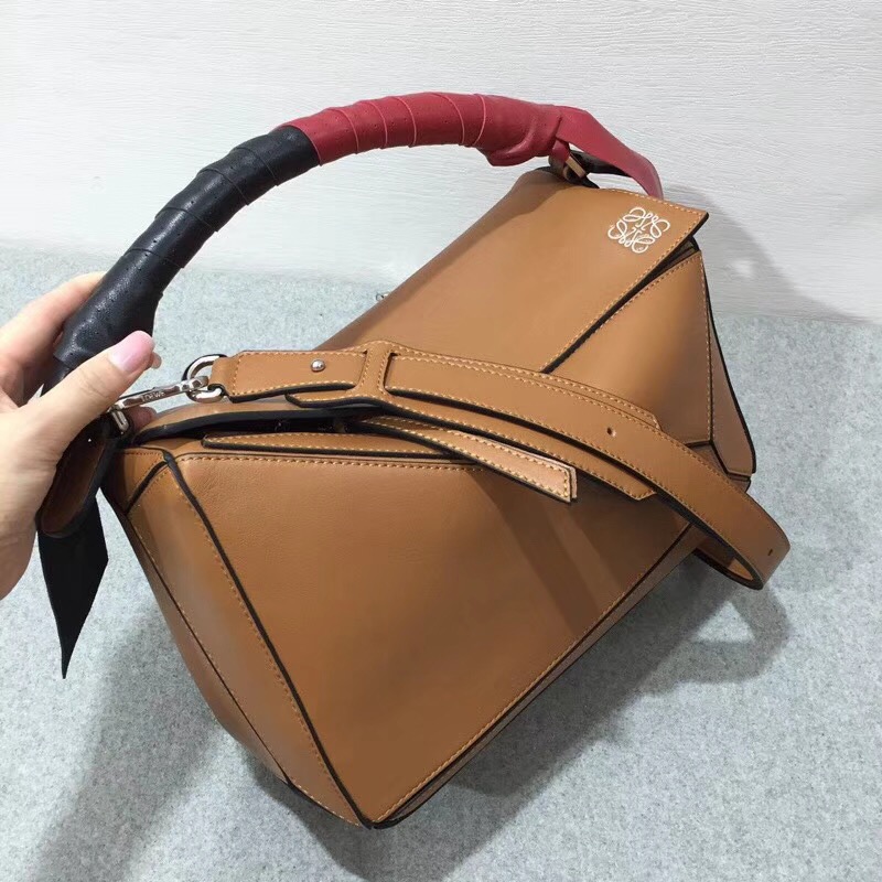 羅意威女包 loewe Puzzle Wrap Bag 棕色 配有穿孔雙色納帕皮革條