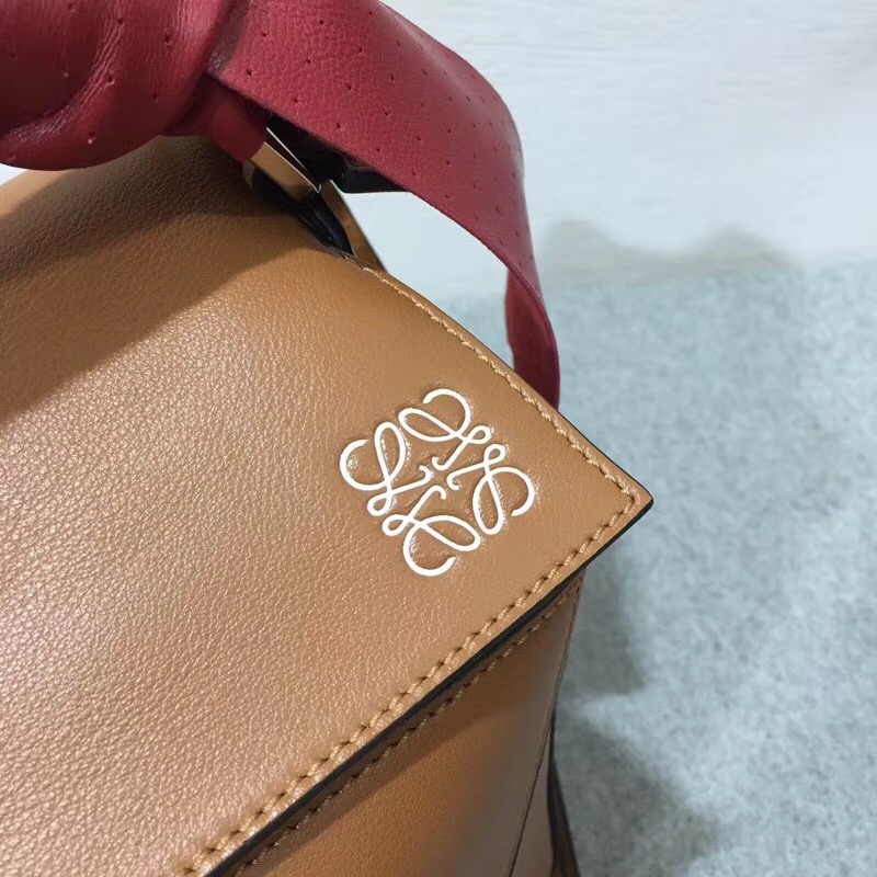 羅意威女包 loewe Puzzle Wrap Bag 棕色 配有穿孔雙色納帕皮革條