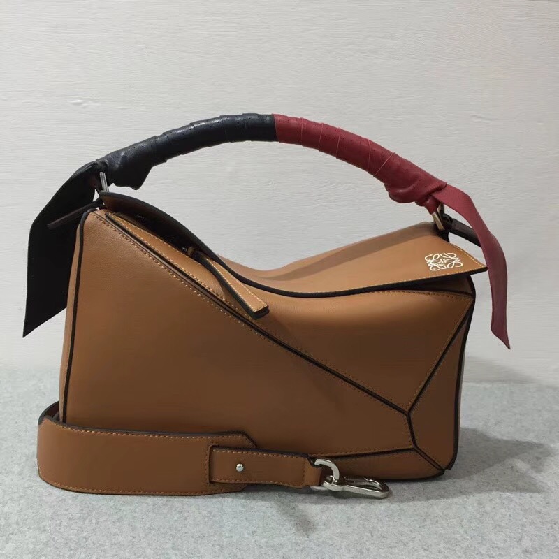 羅意威女包 loewe Puzzle Wrap Bag 棕色 配有穿孔雙色納帕皮革條