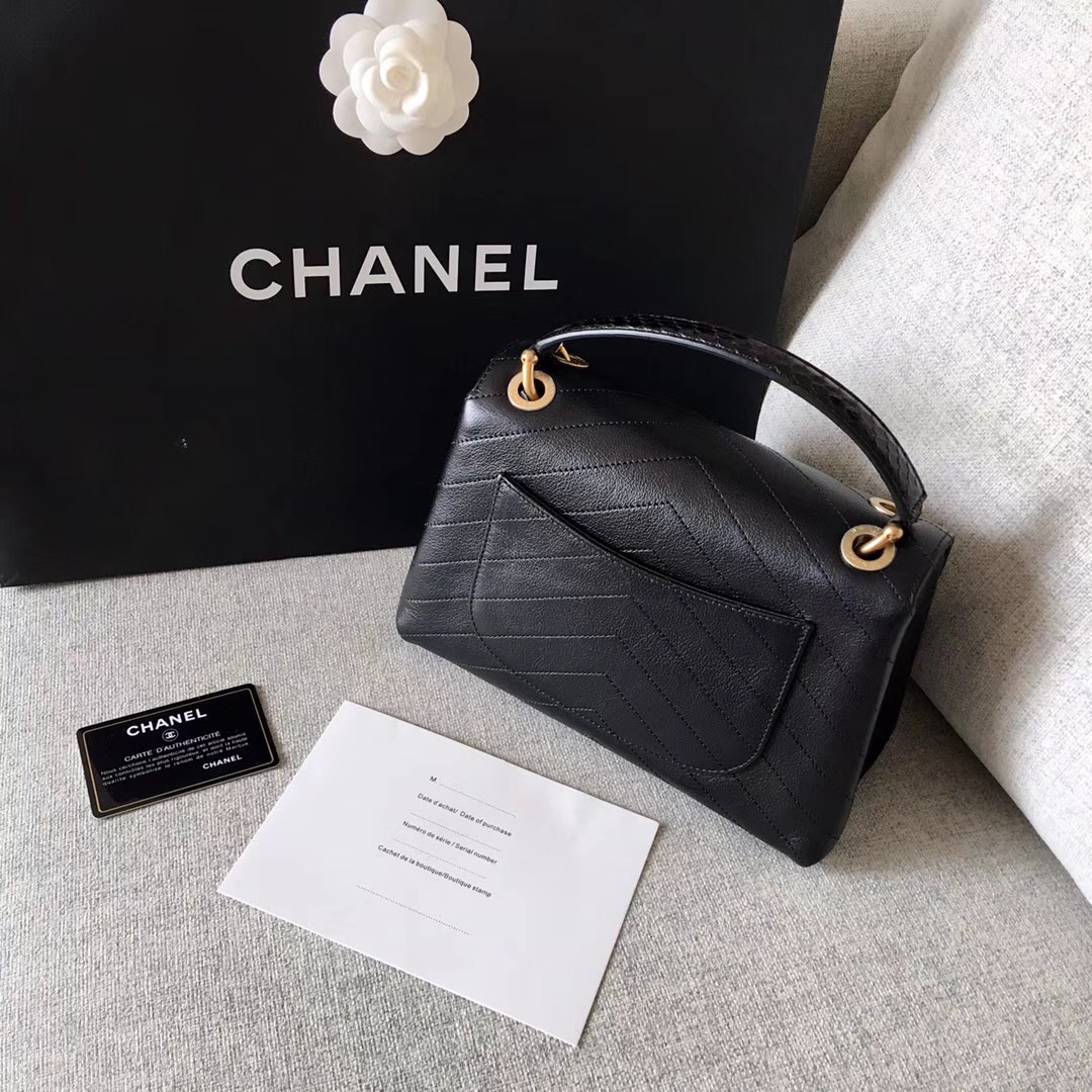 Chanel 2018春夏款口蓋包Flap bag 黑色顆粒壓花小牛皮、錦蛇皮