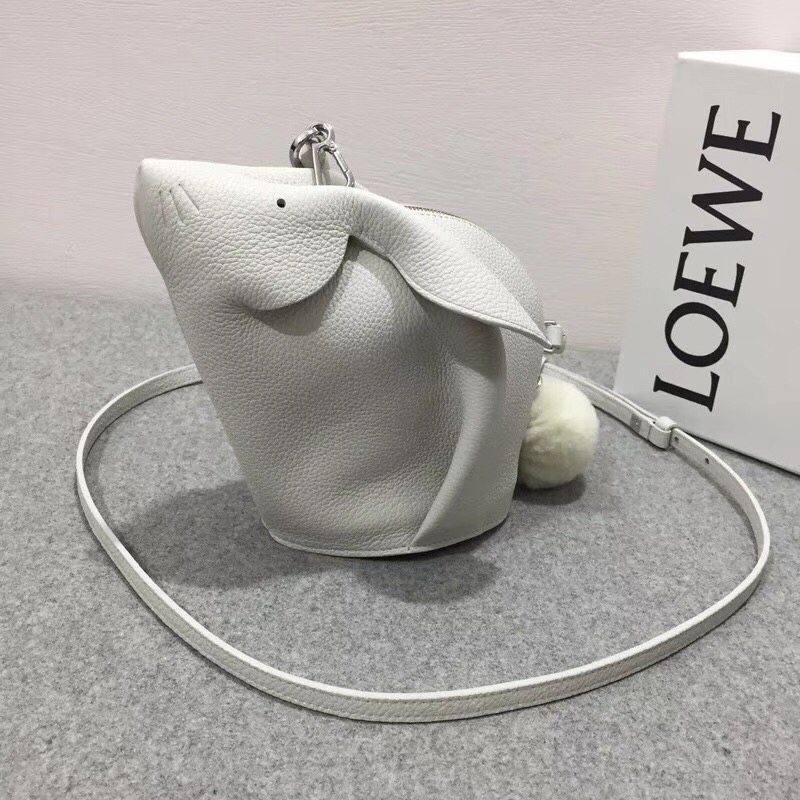 Loewe 兔子形迷妳包軟顆粒的小牛 Bunny Mini Bag 白色