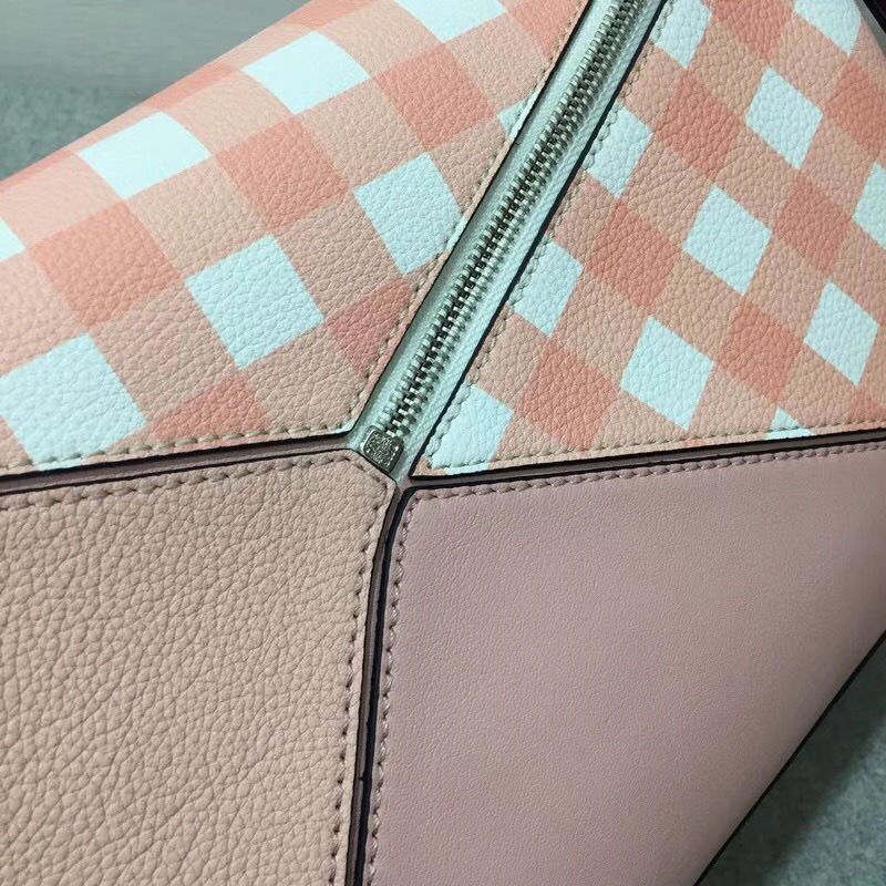 Loewe 小格紋粒面小牛皮Puzzle Gingham Bag Salmon