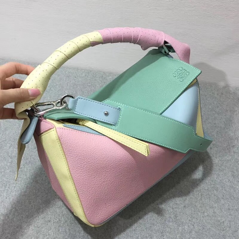 羅意威女包 loewe彩色糖果色Puzzle Wrap Bag Multicolor 配穿孔雙色納帕皮革條