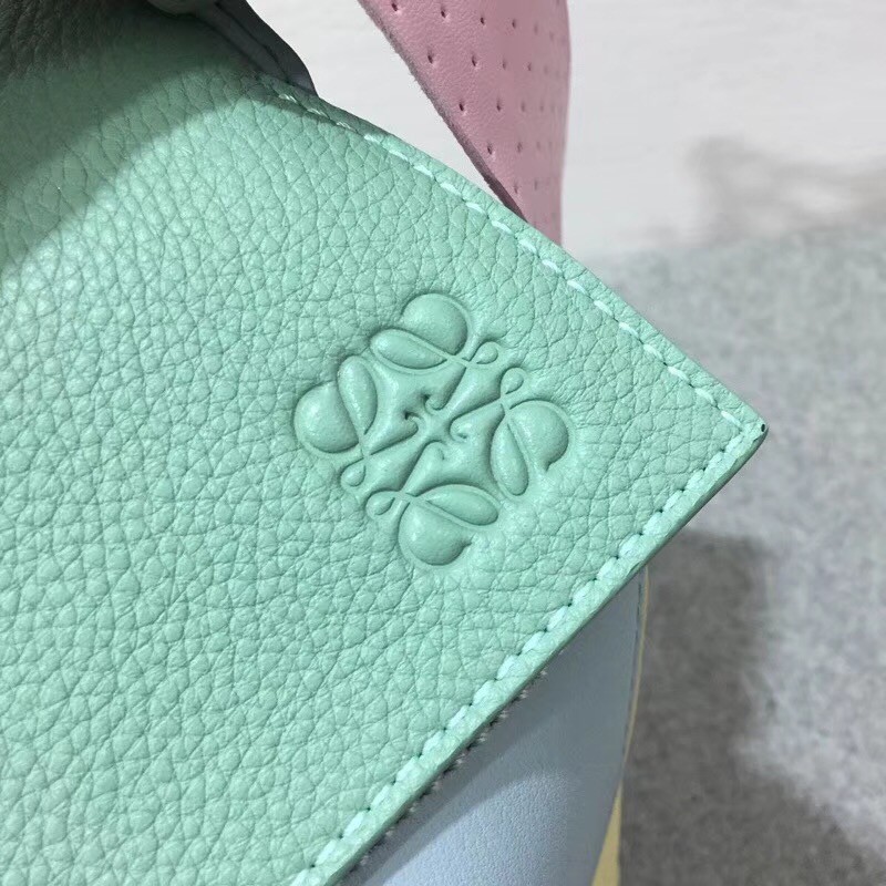 羅意威女包 loewe彩色糖果色Puzzle Wrap Bag Multicolor 配穿孔雙色納帕皮革條