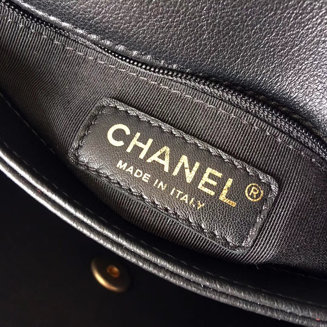 Chanel 2018春夏款口蓋包Flap bag 黑色顆粒壓花小牛皮、錦蛇皮