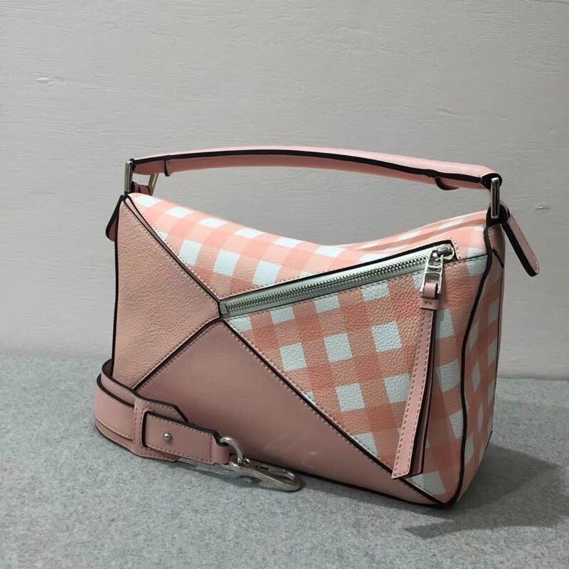 Loewe 小格紋粒面小牛皮Puzzle Gingham Bag Salmon