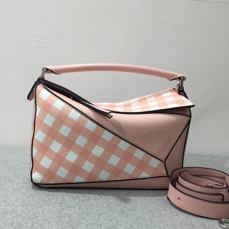 Loewe 小格紋粒面小牛皮Puzzle Gingham Bag Salmon