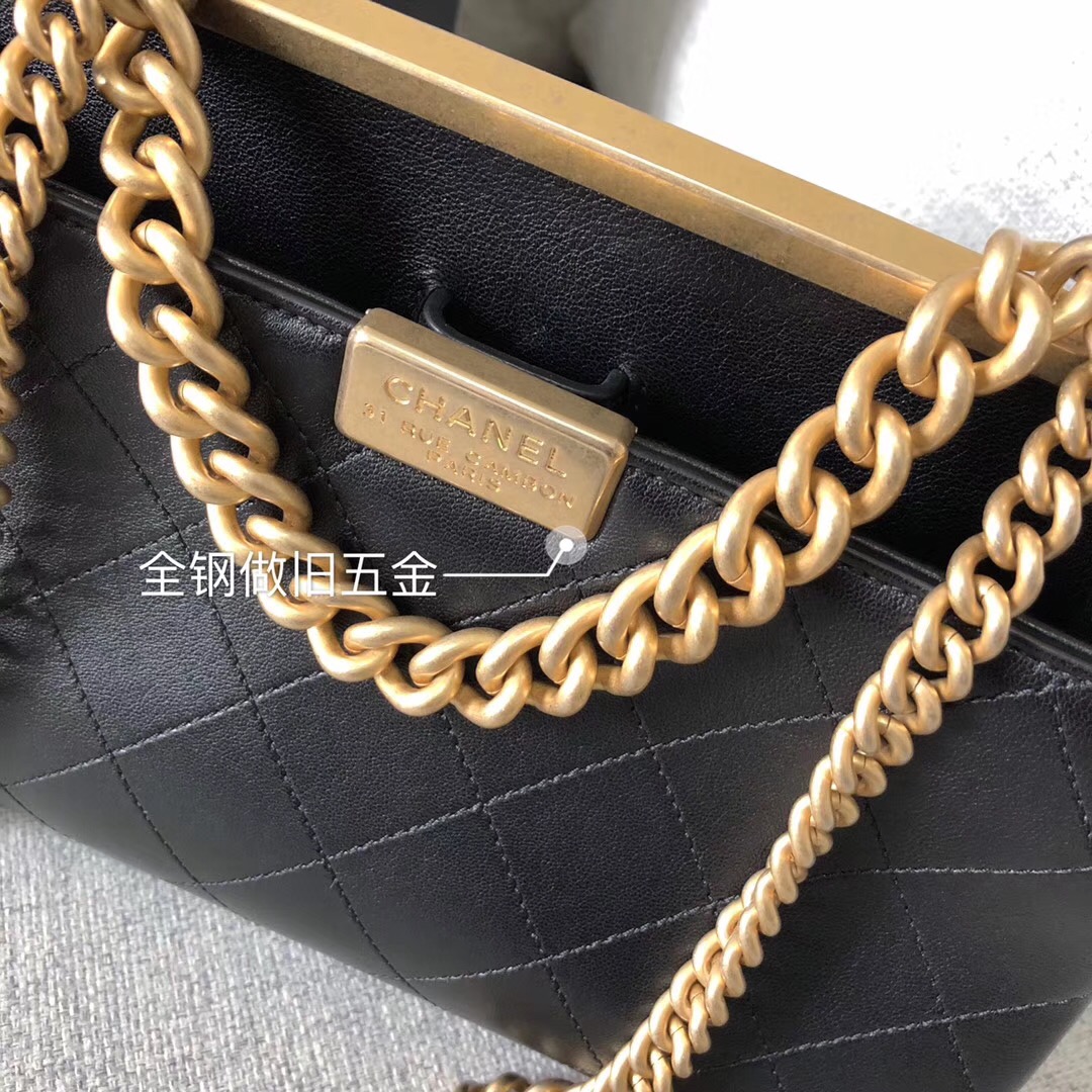 小香2018春夏系款 口蓋包Flap bag 黑色羊皮革 與金色金屬