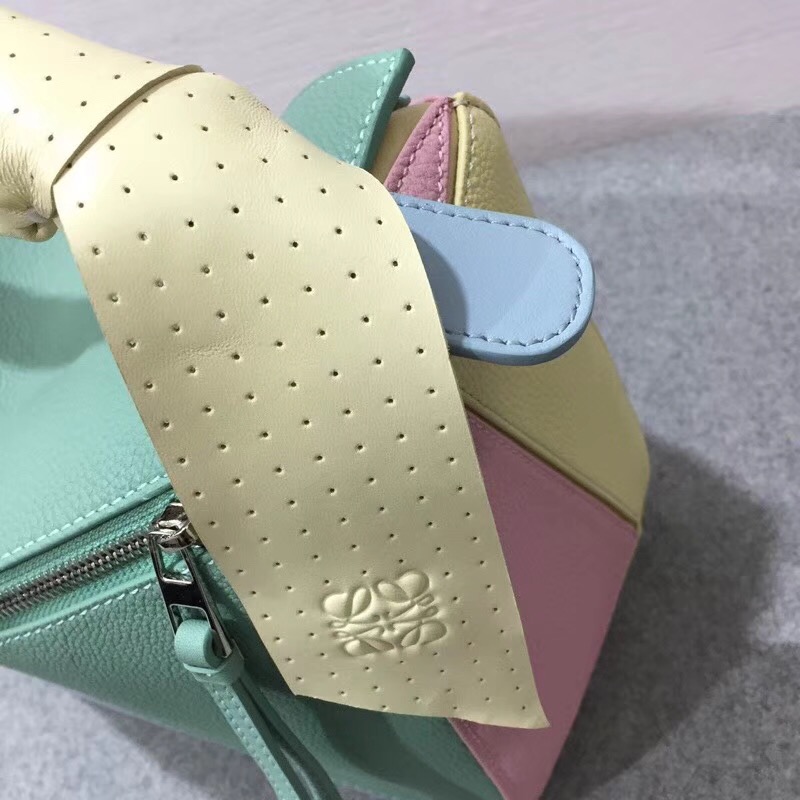 羅意威女包 loewe彩色糖果色Puzzle Wrap Bag Multicolor 配穿孔雙色納帕皮革條