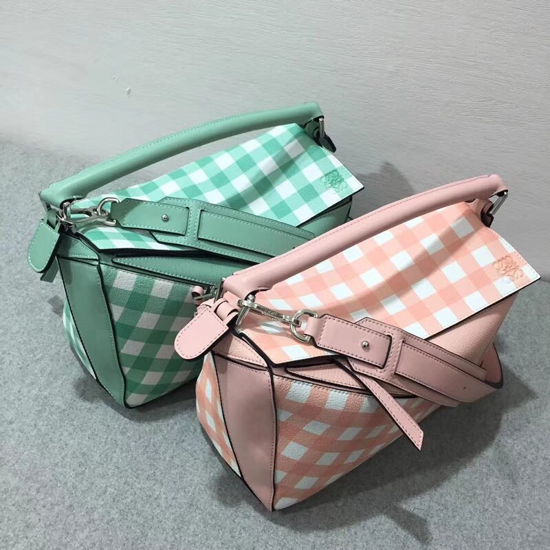 Loewe 小格紋粒面小牛皮Puzzle Gingham Bag Salmon