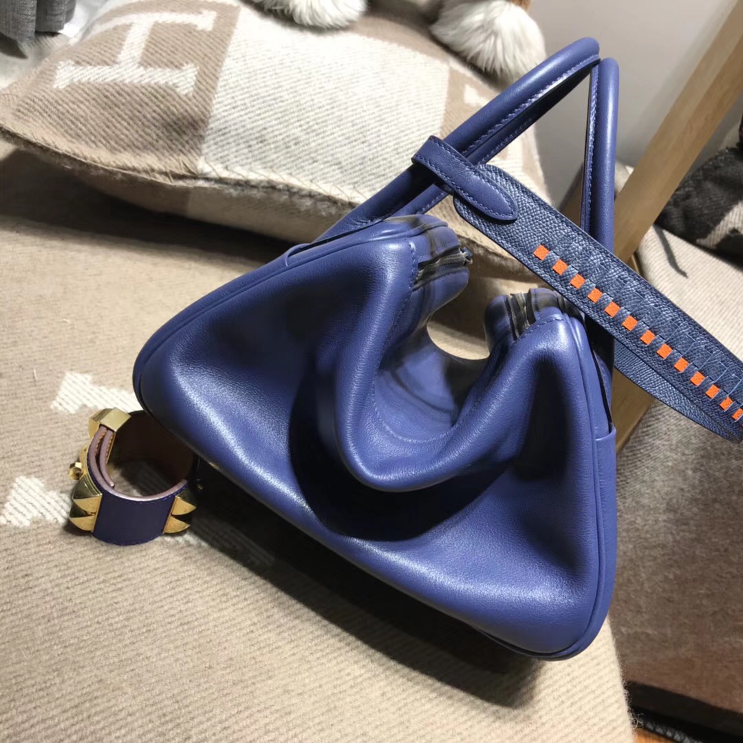 愛馬仕最具名媛風的包袋Lindy 26cm 編織肩帶 CK73 Blue saphir寶石藍 Swif