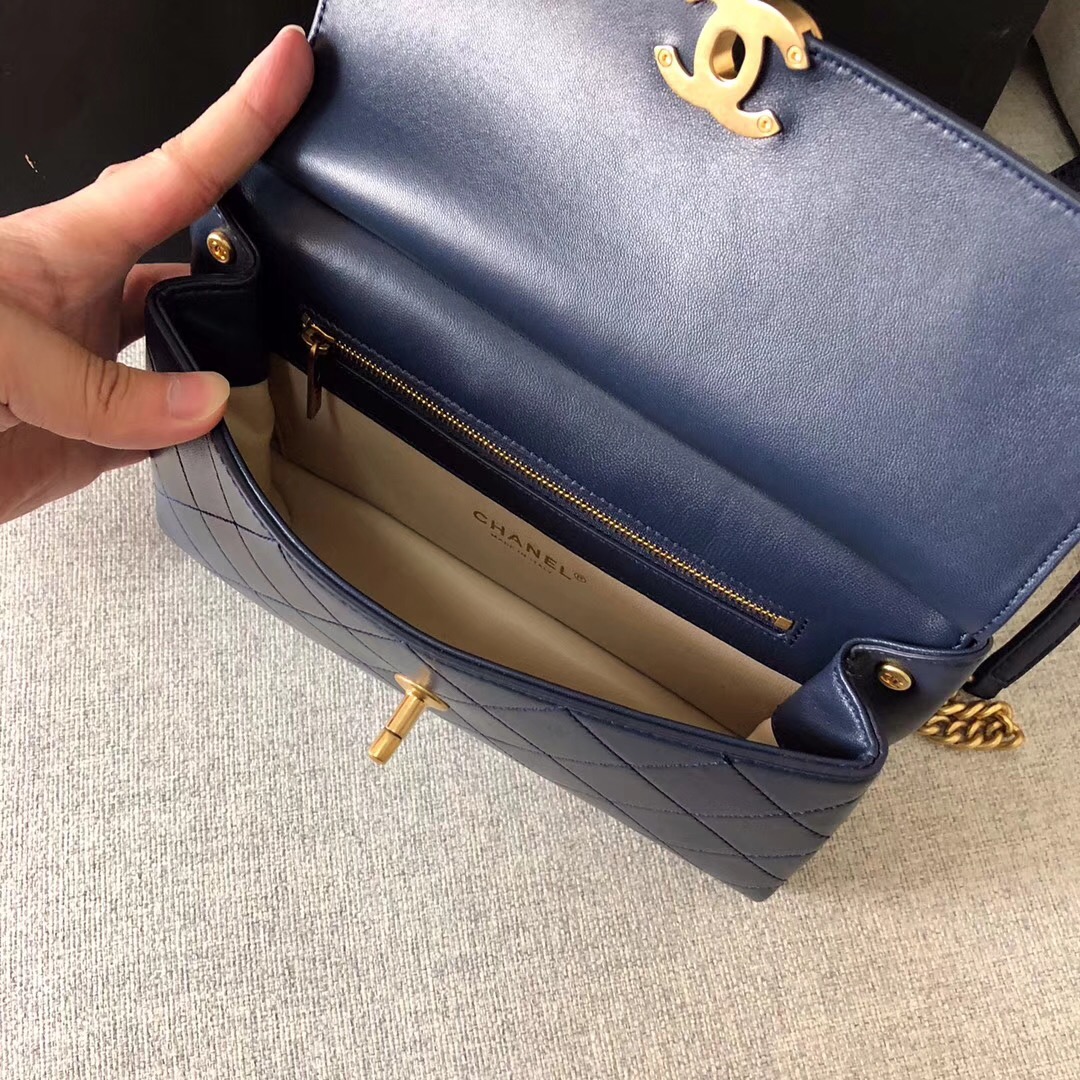 小香2018春夏系款 口蓋包Flap bag 寶藍色 羊皮革與金色金屬
