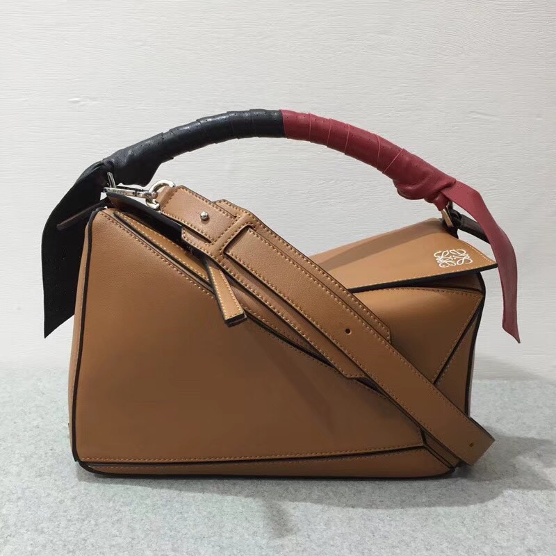 羅意威女包 loewe Puzzle Wrap Bag 棕色 配有穿孔雙色納帕皮革條