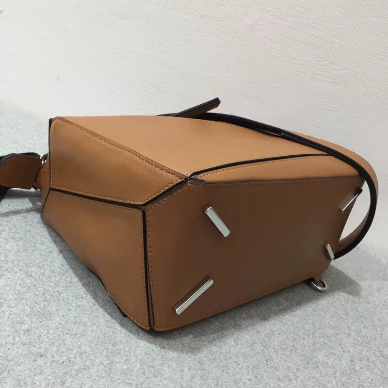 羅意威女包 loewe Puzzle Wrap Bag 棕色 配有穿孔雙色納帕皮革條