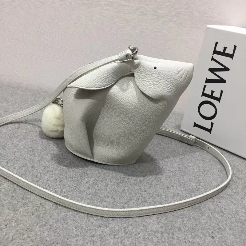 Loewe 兔子形迷妳包軟顆粒的小牛 Bunny Mini Bag 白色