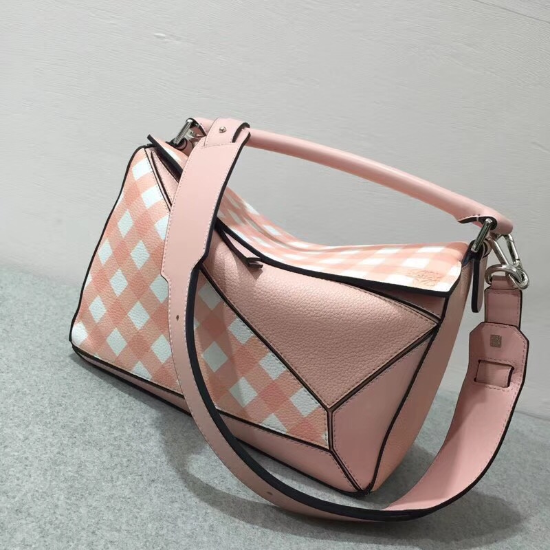 Loewe 小格紋粒面小牛皮Puzzle Gingham Bag Salmon