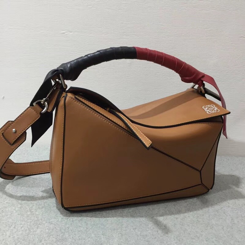 羅意威女包 loewe Puzzle Wrap Bag 棕色 配有穿孔雙色納帕皮革條