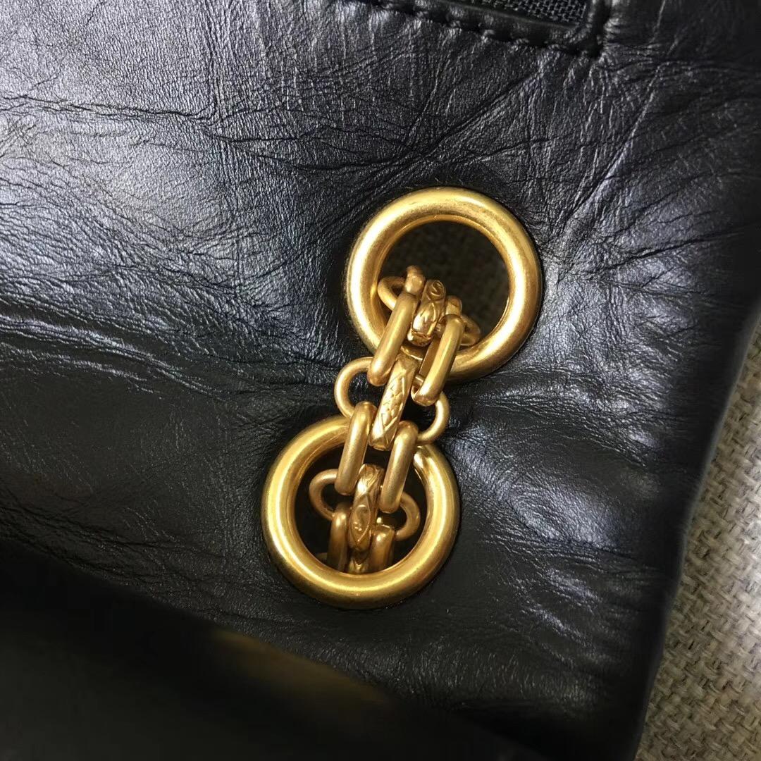 小香復刻版 luckycharm 2.55徽章口蓋包 黑色復古牛皮吊飾與金色金屬