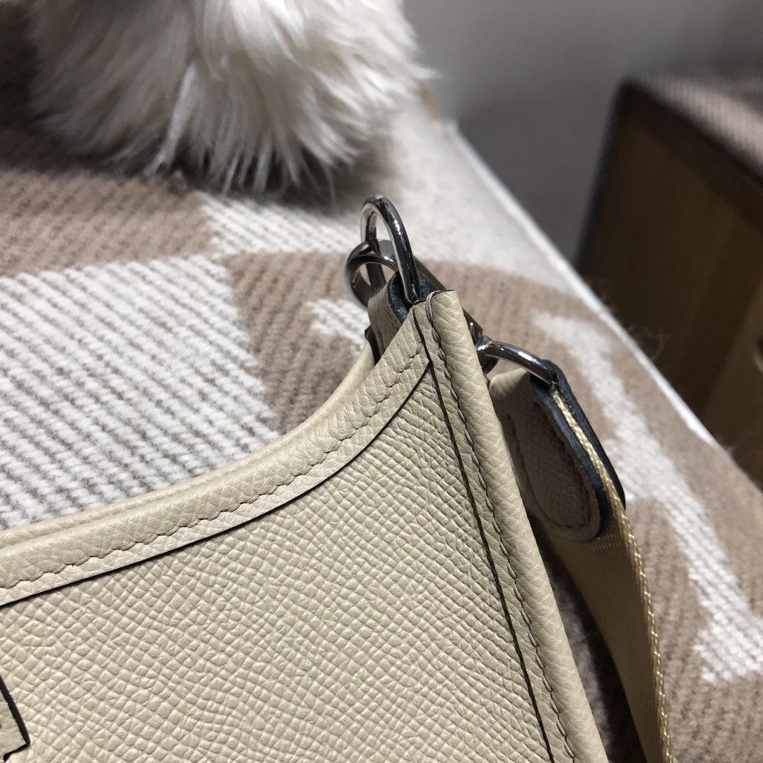 Hermes 伊芙琳Eveylne Mini Epsom 風衣灰 S2 Trench 灰中帶白的顏色