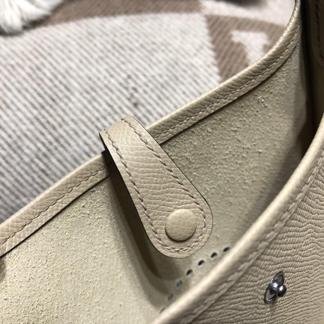 Hermes 伊芙琳Eveylne Mini Epsom 風衣灰 S2 Trench 灰中帶白的顏色