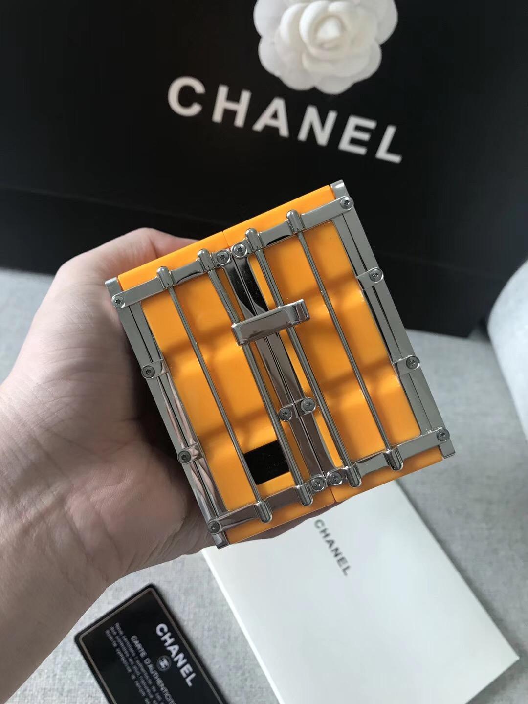 Chane 化妝盒 黄色名貴樹脂與銀色金屬特別款集裝箱包