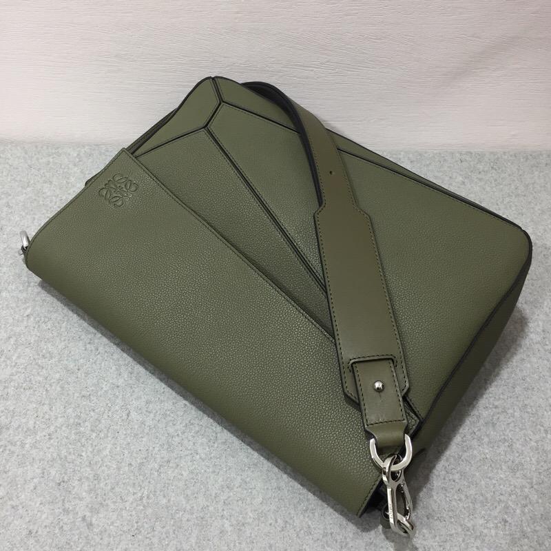 Loewe Puzzle Messenger Bag Khaki Green 粒面小牛皮郵差包