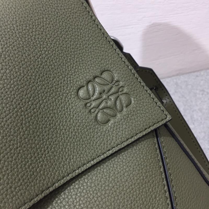 Loewe Puzzle Messenger Bag Khaki Green 粒面小牛皮郵差包