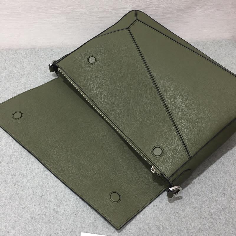 Loewe Puzzle Messenger Bag Khaki Green 粒面小牛皮郵差包